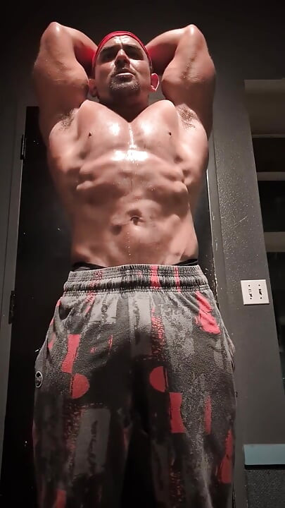 Hot Muscular Bodybuilder Poses and Flexes Naked