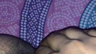 Indische jongen met grote pikmassage op pik met komend sperma