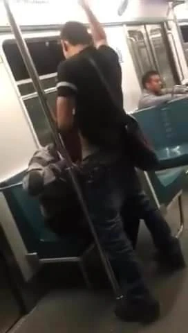 Азиатский твинк получает минет от пожилого мужчины в метро