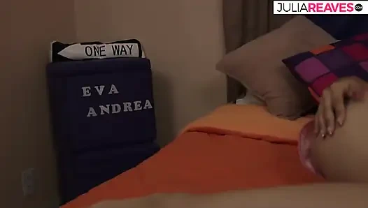 Cewek semok latina dengan memek berbulu lagi asik ngentot memeknya pakai dildo