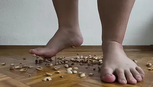 Wanita 130kg berjalan di kerang pistachio - suara crunching