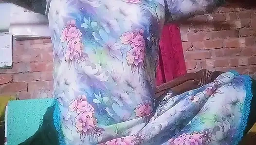 Istri menarik Desi menggerakkan jarinya dengan sangat keras.