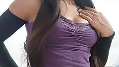 भारतीय लड़की वीडियो कॉल पर स्तन दिखाती है