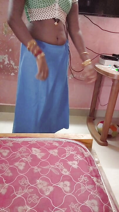 Indiana tamil esposa Renu molhada nua, toalha de corpo seco e saree lento vestindo provocação! Indianhotwifex