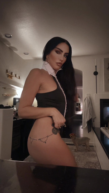 Awek baru di tempat kejadian Violatrix yang cantik