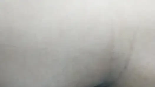 Büyük götlü kadın yarağa can atıyor zevkle çığlık atıyor