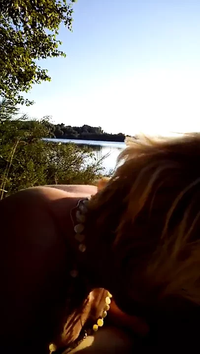 Blondchen fickt meinen Mann am Strand