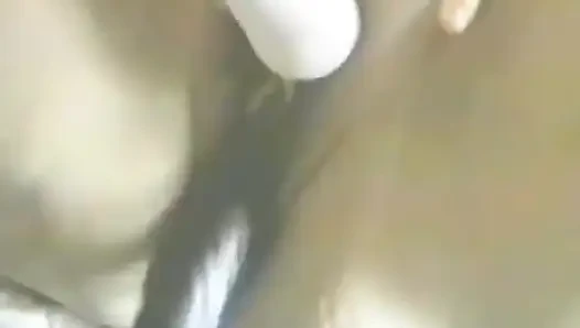 Blondine lutscht schwanz und nimmt es dann mit zwei dildos auf