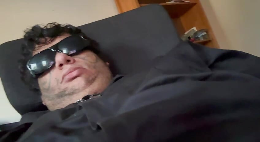 Geme tare când sperma curge necontrolat.