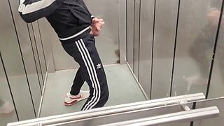 Me estoy masturbando en el ascensor y espero que alguien se venga