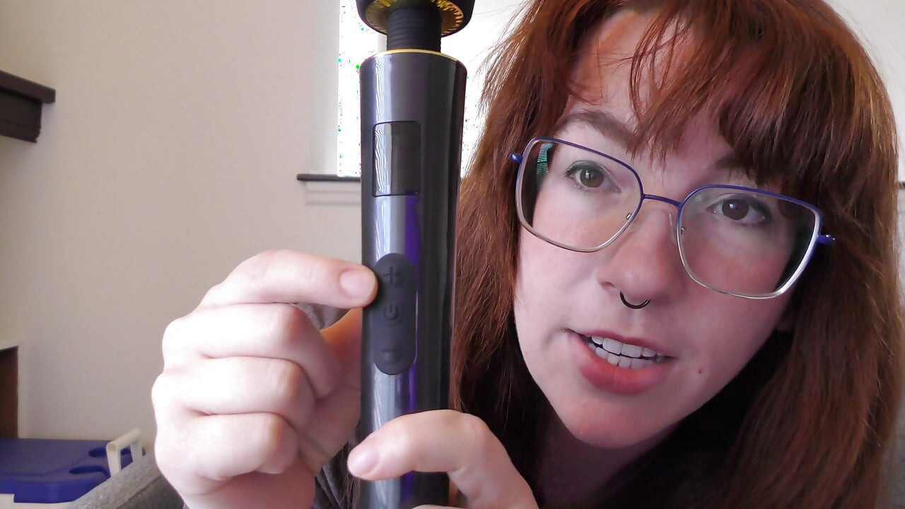 Ulasan NSFW tentang Tampilan Led Vibrating Wand Pro kompak dari funzze