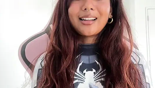 Mia z si gadis mungil india lagi asik masturbasi dan bereaksi dengan hentai