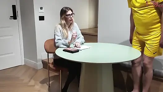 Üvey Anne, kötü üvey oğlunun sapık talepleriyle suçlanmış ve isteksizce ona sperm testinde yardım eder