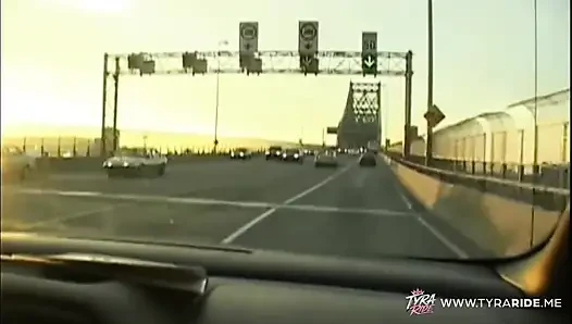Brünette mit tätowierungen gibt blowjob im auto auf dem rücksitz