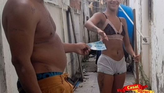 La hijastra de la criada tiene sexo por propinas