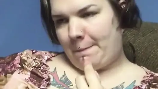 Cewek gemuk nyepong dildo kaca sebelum memasukkannya ke dalam memeknya