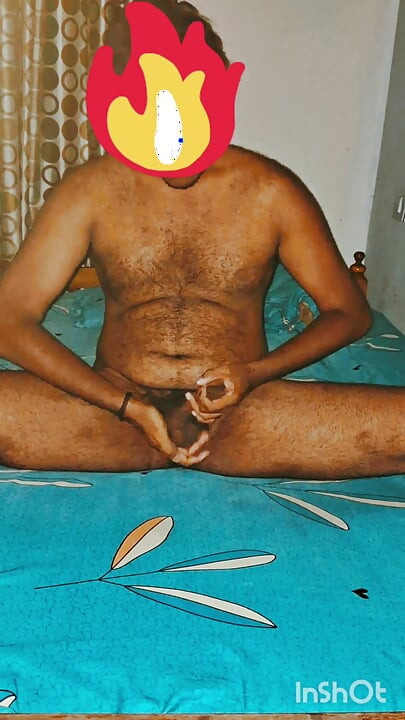 뜨거운 말루 남자가 침대에서 알몸으로 춤추며 자위하기