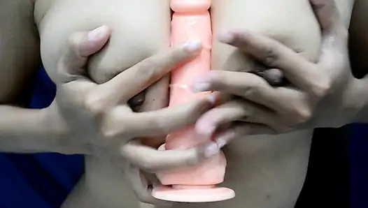 Asyalı güzel kadınlar göğüsleriyle mastürbasyon oynuyor