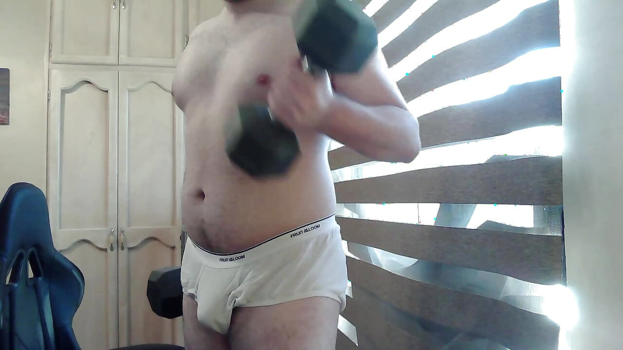 Muscular camboy works out his upper body