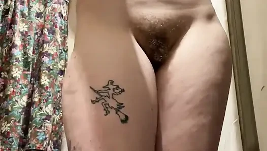 Cewek sange ini bugil dengan gaun baru di depan umum!