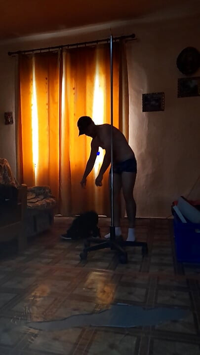 Daeros's doing for fans pole dance