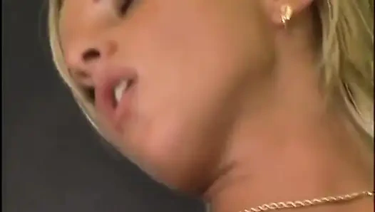 Жесткий член в киске блондинки кончает с длинными сквиртами