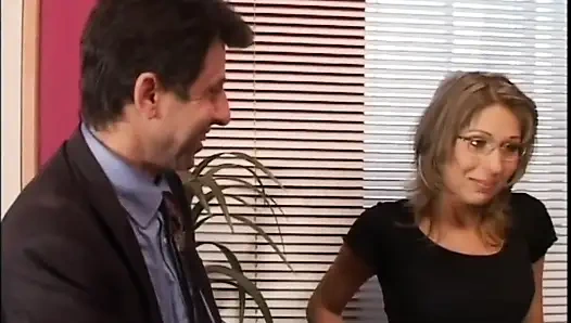 Genç sekreter içinde büyük bir yarakla anal orgazm oluyor