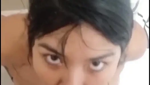 Mandi emas di kamar mandi sambil bersenang-senang dengan sahabatku