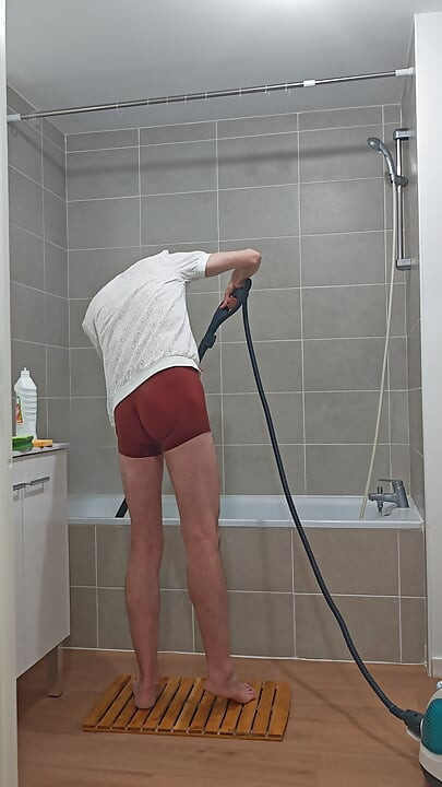 I'm finishing the steam cleaning of the bathtub (episode 3)