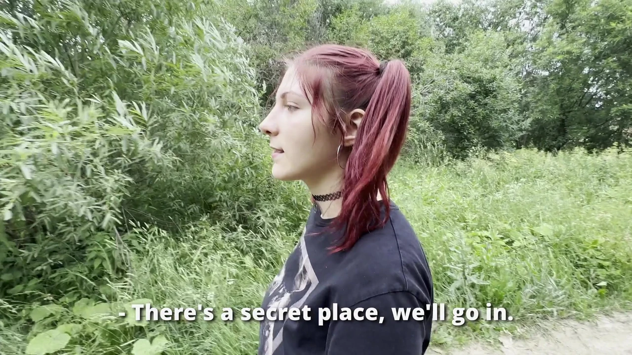 Un extraño caliente se perdió en el bosque, le estoy follando el coño mientras no se da cuenta, fingiendo ayudar