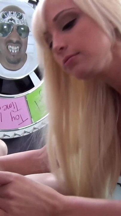 ORGIE NECENZURATĂ DE ZIUA RECUNOȘTINȚEI CU BLONDĂ ȚÂȚOASĂ BOMBĂ RIKKI SEX PARTEA 1 DIN 2 | Clip 1