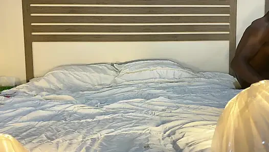 Beyaz orta yaşlı seksi kadın genişletiliyor, kullanılıyor ve büyük büyük siyah yarakla dolduruluyor bölüm 4