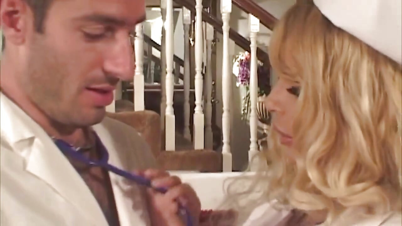 O asistentă matură sexy blondă îl ia pe doctor adânc în poziția capră
