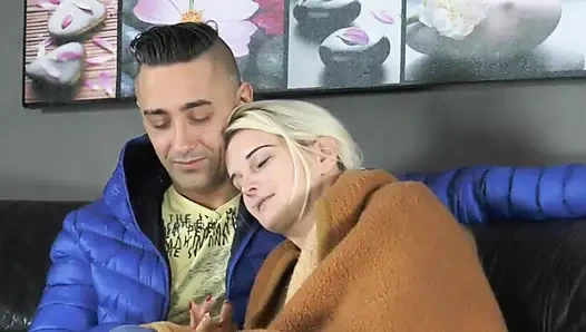 Natürliche sexy blonde muschi mit dicken möpsen fickt muschi, lecken