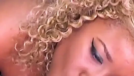 Neuling nina rivera gibt ihren ersten weihnachts-blowjob