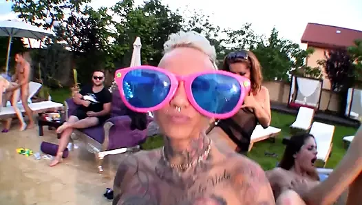 Titus havuz partisi 2 - ıslak sürtükler havuzda sert sikiliyor