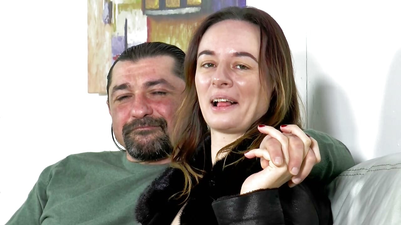 Puta morena caliente ansiosa por la gran polla dura de su marido cachondo