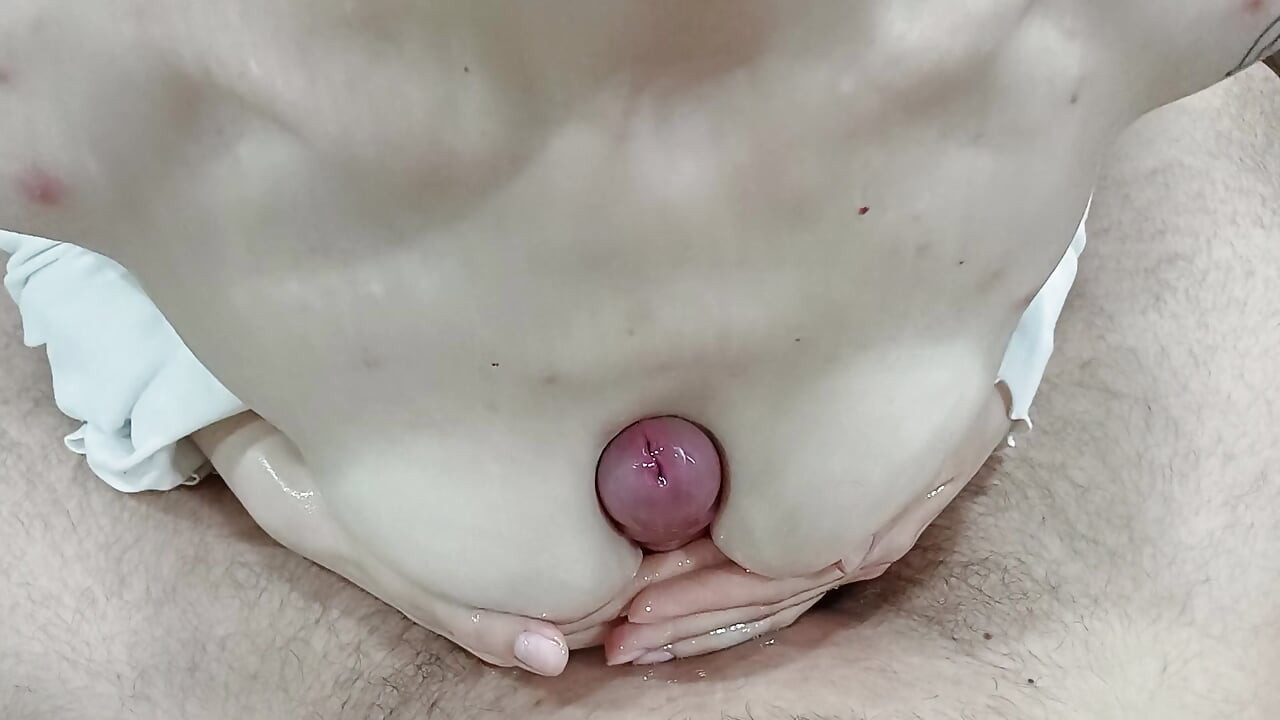 En sexig mogen kvinna rakar styvsonens pubic område och smeker sin penis med sina oljade bröst, killen cums hårt på hennes bröst