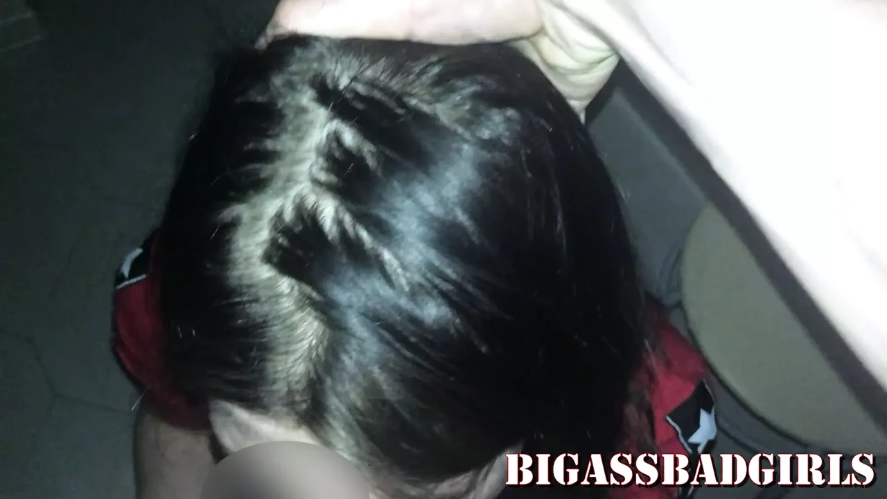 操一个 18 岁婊子在她紧致的屁股