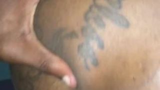 Thug scopa la transessuale nera tatuata di New Orleans