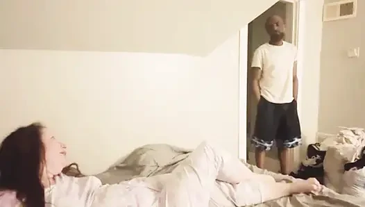 Üvey kız odasını temizlemek yerine sikişmeyi tercih ediyor