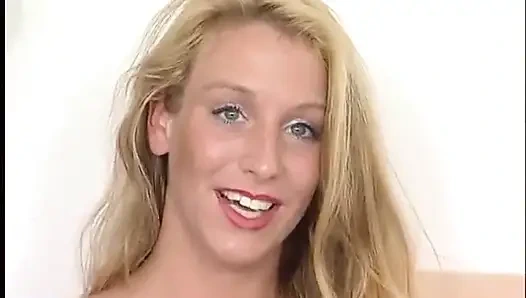 Pirang luar biasa masturbasi dengan dildo