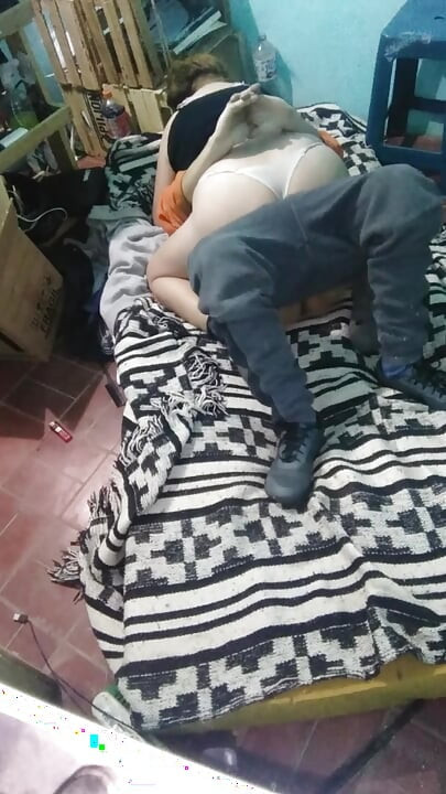 Menina com vestido montano com o colchão no chão