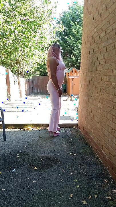 Pembe tulumlu ve topuklu travesti kellycd2022