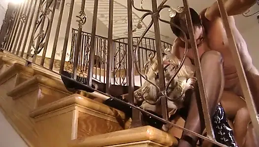 Gadis-gadis menawan berbagi pria angkuh yang ngentot mereka sampai puas