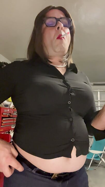 Crossdresser dolofan care fumează