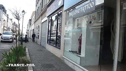 Пухлая татуированная блондинка-шлюшка в нижнем белье легко скачет на члене клиента с ее задницей до получения его горячей спермы в рот