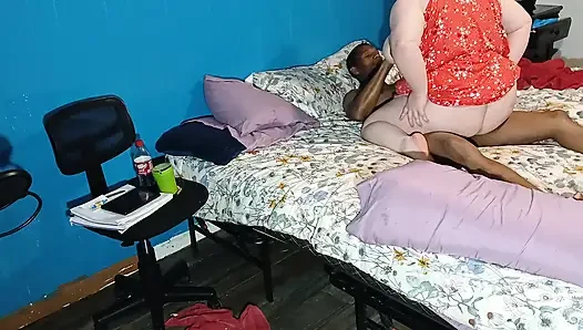Pawg büyük yaraklı götüne amını iyi siktiriyor