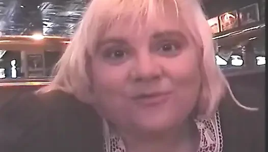 Милфа-блондинка сосет толстый член, затем жестко скачет