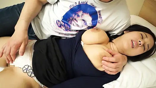 A069B12 замужняя женщина с грудями, которые гарантированно будут замечены дважды.